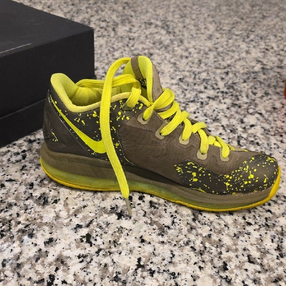 Nike LeBron 11 Low Dunkman Boys  Sneakers Futuristic Design/Neon Color - Picture 5 of 5